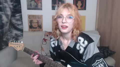Snapshot of lovely_cass chatting on 03/07/25, 01:53 Cassie online show from 03/07/25, 01:53