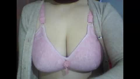 Snapshot of lovely_sweet_girl chatting on 01/01/25, 07:09 katrina follow me guys online show from 01/01/25, 07:09