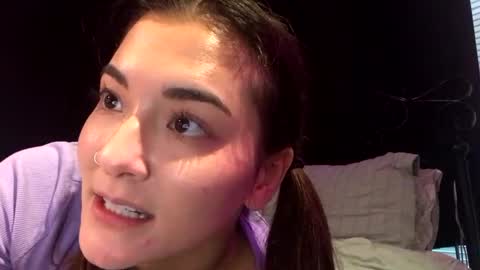 Snapshot of lovelyqueenaria chatting on 01/01/25, 11:40 Queen Aria online show from 01/01/25, 11:40