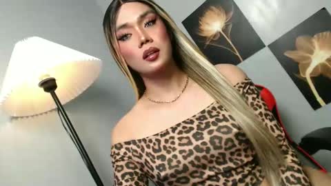 Snapshot of lovers_moon22 chatting on 11/14/25, 12:15 lovers moon22 online show from 11/14/25, 12:15