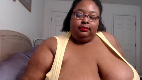 Snapshot of loves_aura chatting on 12/07/24, 01:03 Alyson online show from 12/07/24, 01:03