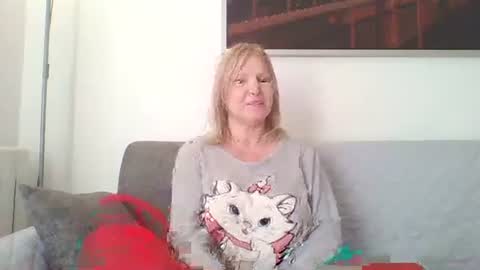 Snapshot of lovestar544963 chatting on 12/21/24, 02:04 Marlyn online show from 12/21/24, 02:04