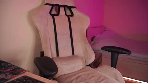 Snapshot of lubafox chatting on 11/04/25, 06:51 Luba online show from 11/04/25, 06:51