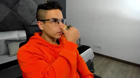 luca_morettii online show from 10/12/25, 12:26