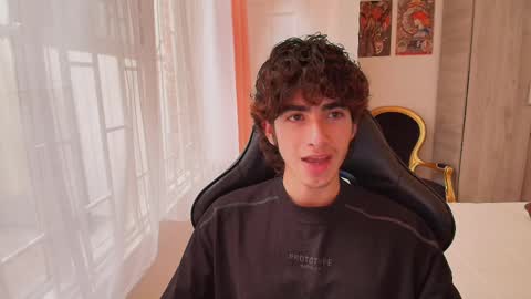 lucas_xo online show from 10/16/25, 07:26