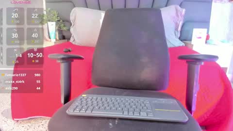 Snapshot of lucia_guzman chatting on 09/14/25, 12:10 online show from 09/14/25, 12:10