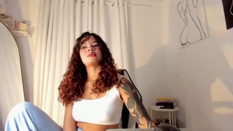Snapshot of lucia_lee_ chatting on 01/05/25, 03:13 Lucia online show from 01/05/25, 03:13