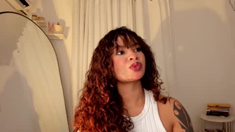 Snapshot of lucia_lee_ chatting on 01/09/25, 06:57 Lucia online show from 01/09/25, 06:57