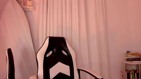 Snapshot of lucia_lee_ chatting on 01/11/25, 07:05 Lucia online show from 01/11/25, 07:05