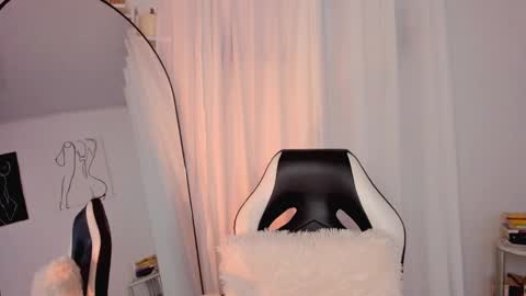Snapshot of lucia_lee_ chatting on 01/19/25, 08:41 Lucia online show from 01/19/25, 08:41
