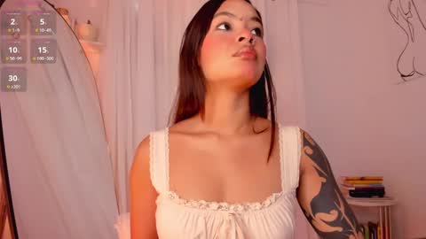 Snapshot of lucia_lee_ chatting on 01/26/25, 05:34 Lucia online show from 01/26/25, 05:34