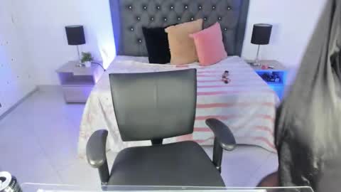 Lucia online show from 11/08/25, 04:23