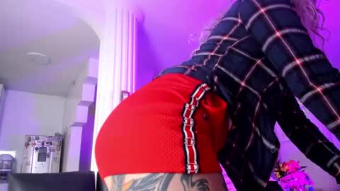 Snapshot of luciana_evaans chatting on 09/29/25, 06:57 Luciana Evans online show from 09/29/25, 06:57