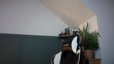 Snapshot of luciancrowe chatting on 09/09/25, 10:09 Lucian online show from 09/09/25, 10:09