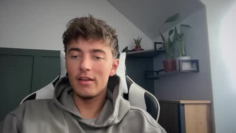 Snapshot of luciancrowe chatting on 09/23/25, 02:09 Lucian online show from 09/23/25, 02:09