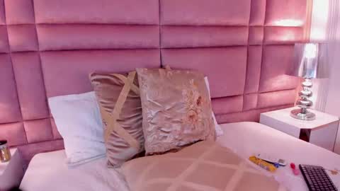  lucia wallace  online show from 02/28/25, 02:09