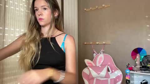 Snapshot of lucie_hot chatting on 09/18/25, 06:59 Lucie hot follow me on online show from 09/18/25, 06:59