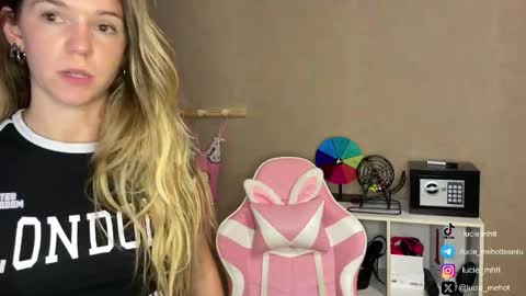 Snapshot of lucie_hot chatting on 09/18/25, 07:05 Lucie hot follow me on online show from 09/18/25, 07:05