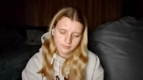 Monika online show from 10/19/25, 08:09