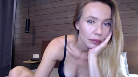 Snapshot of luckymila chatting on 09/26/25, 10:52 Mila Novak online show from 09/26/25, 10:52