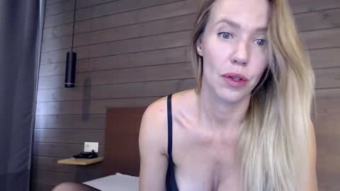 Snapshot of luckymila chatting on 10/10/25, 10:25 Mila Novak online show from 10/10/25, 10:25