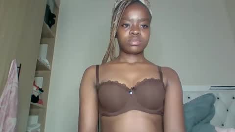 Snapshot of luckyqueen3 chatting on 11/30/25, 08:13 lilian online show from 11/30/25, 08:13