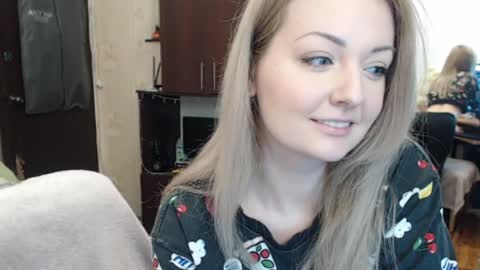 Snapshot of luckyshotgirl chatting on 01/19/25, 01:55 LuckyShot online show from 01/19/25, 01:55