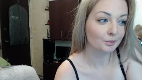 Snapshot of luckyshotgirl chatting on 01/23/25, 08:24 LuckyShot online show from 01/23/25, 08:24
