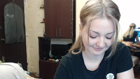 Snapshot of luckyshotgirl chatting on 02/11/25, 06:55 LuckyShot online show from 02/11/25, 06:55