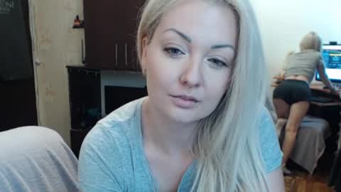 Snapshot of luckyshotgirl chatting on 09/14/25, 03:11 LuckyShot online show from 09/14/25, 03:11