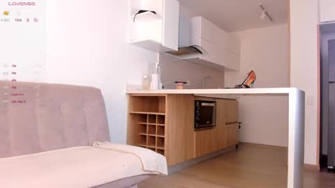 Snapshot of lucy__77 chatting on 10/21/25, 04:41 Hello my name is Lucy nice to meet you thumb up is important for me kisses online show from 10/21/25, 04:41