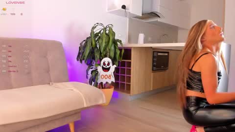 Snapshot of lucy__77 chatting on 10/22/25, 03:56 Hello my name is Lucy nice to meet you thumb up is important for me kisses online show from 10/22/25, 03:56