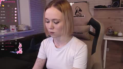 Snapshot of lucy_mirror chatting on 09/13/25, 09:14 Lucy online show from 09/13/25, 09:14