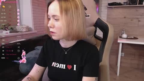 Snapshot of lucy_mirror chatting on 10/13/25, 09:26 Lucy online show from 10/13/25, 09:26