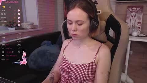 Snapshot of lucy_mirror chatting on 10/15/25, 09:26 Lucy online show from 10/15/25, 09:26