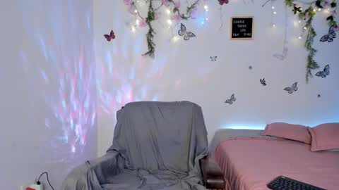 Snapshot of lucygarciia chatting on 12/29/24, 01:13 Lucy online show from 12/29/24, 01:13