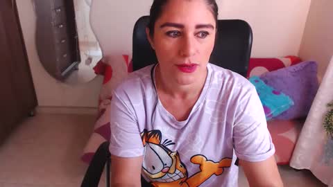 Snapshot of lucyli_ chatting on 01/08/25, 12:15 LUCY online show from 01/08/25, 12:15