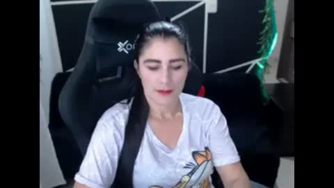 Snapshot of lucyli_ chatting on 11/23/25, 07:02 LUCY online show from 11/23/25, 07:02