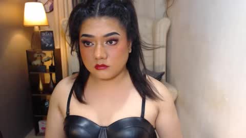 Snapshot of luminagandara chatting on 12/01/24, 04:29 QueenBritney online show from 12/01/24, 04:29