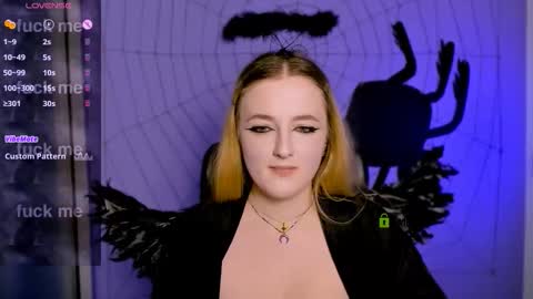 luna_berryy online show from 10/20/25, 07:14