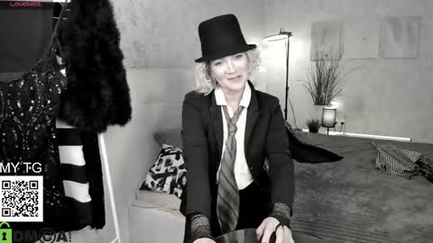 luna_lew1s online show from 10/21/25, 08:26