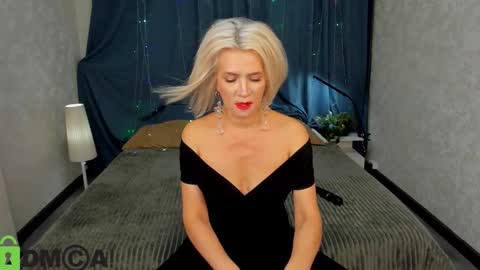 luna_lew1s online show from 11/18/25, 08:41