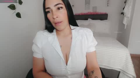 Snapshot of luna_lgomez chatting on 09/12/25, 12:05 luna online show from 09/12/25, 12:05