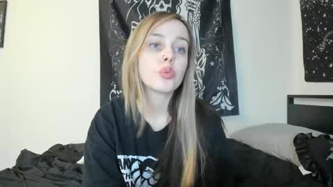 Luna online show from 11/04/25, 01:59