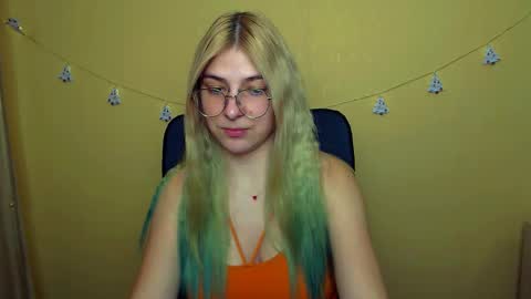 Snapshot of luna_lush_ chatting on 12/14/24, 12:33 Luna online show from 12/14/24, 12:33