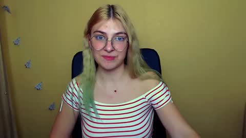 Snapshot of luna_lush_ chatting on 12/18/24, 12:29 Luna online show from 12/18/24, 12:29
