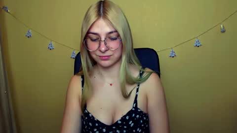 Snapshot of luna_lush_ chatting on 12/20/24, 12:38 Luna online show from 12/20/24, 12:38