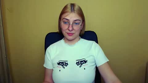 Snapshot of luna_lush_ chatting on 01/10/25, 11:22 Luna online show from 01/10/25, 11:22