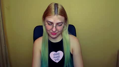Snapshot of luna_lush_ chatting on 01/13/25, 11:30 Luna online show from 01/13/25, 11:30