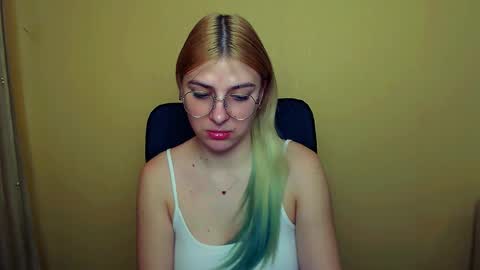 Snapshot of luna_lush_ chatting on 01/14/25, 11:31 Luna online show from 01/14/25, 11:31